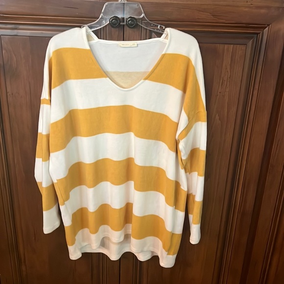 REB. in J Sweater Sz: Large - Picture 1 of 3